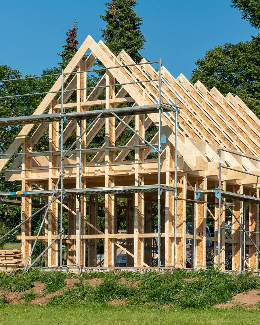 Holztragwerk in Modul- und Elementbauweise während der Montage