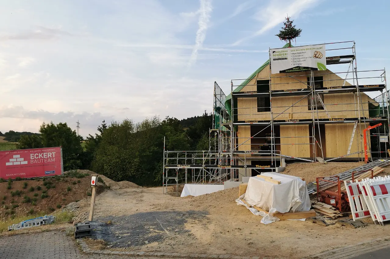 Wohnhaus in Holzrahmenbauweise mit Richtbaum beim Richtfest