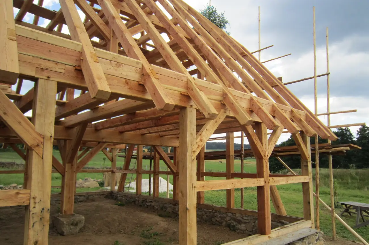 Holztragwerk aus Stützen, Riegeln und Sparren im Geschichtspark Bärnau
