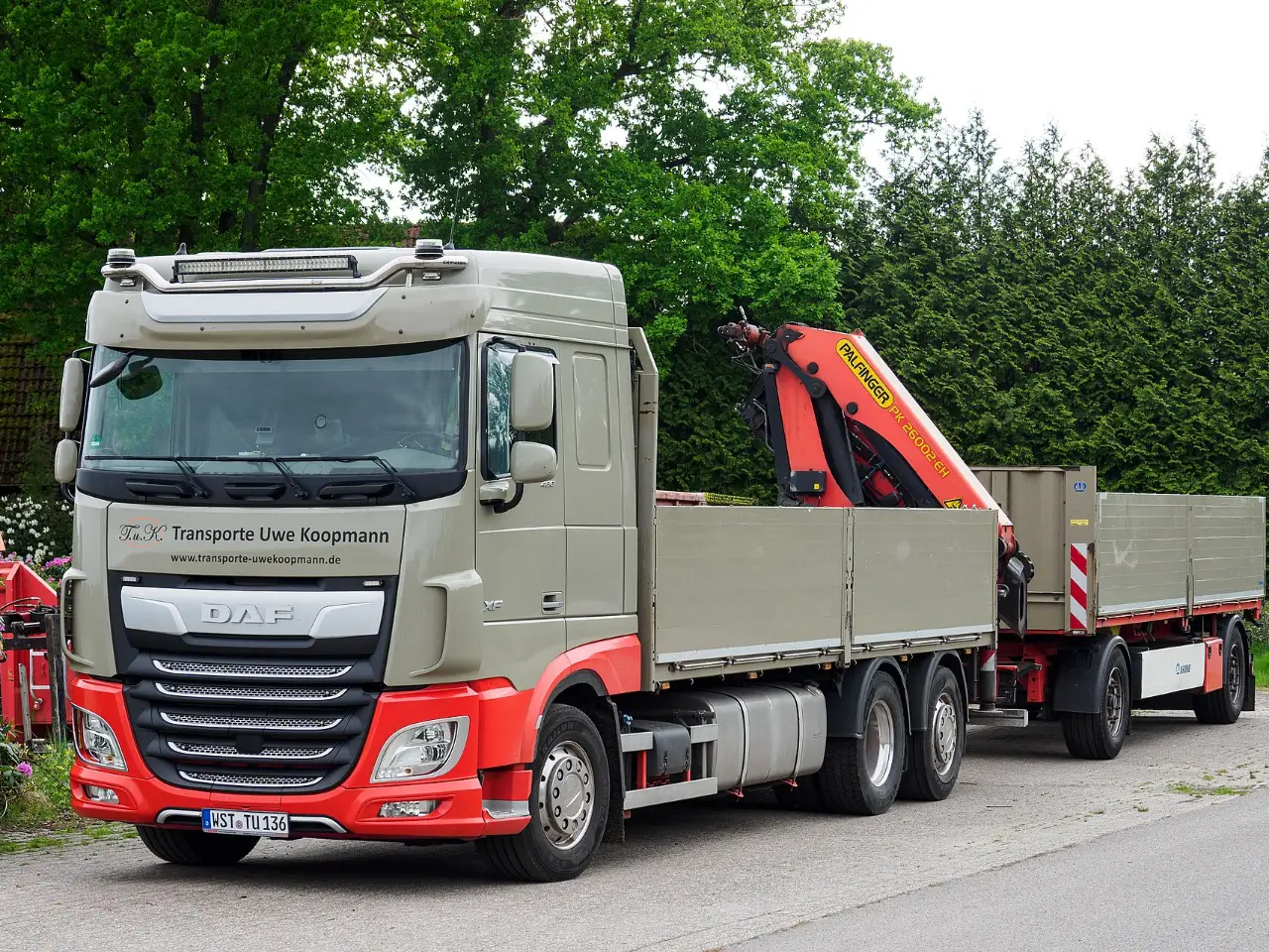 Pritschen-Lkw mit Ladekran und Anhänger