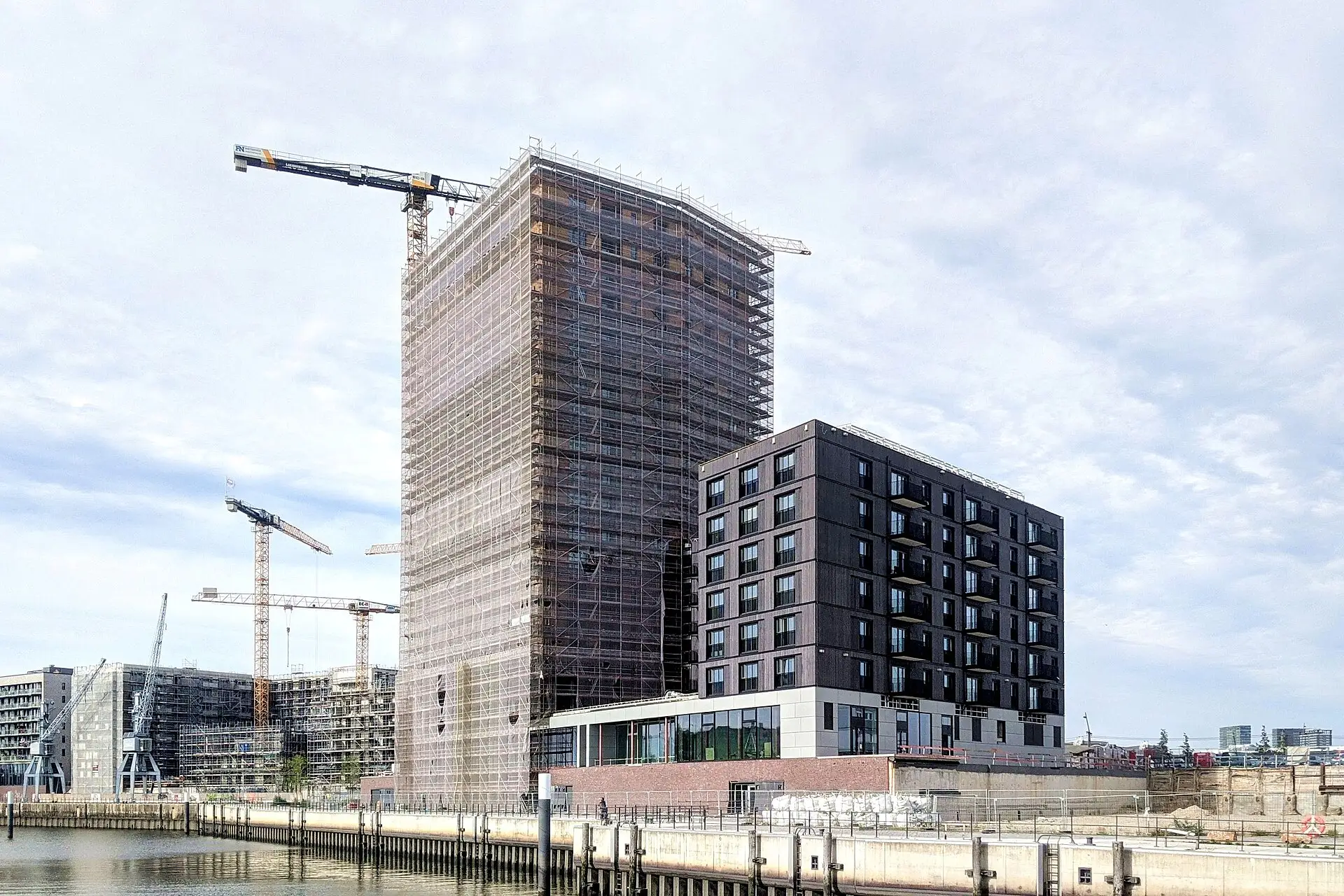 Holzhochhaus Roots in der Hamburger Hafencity im Bau