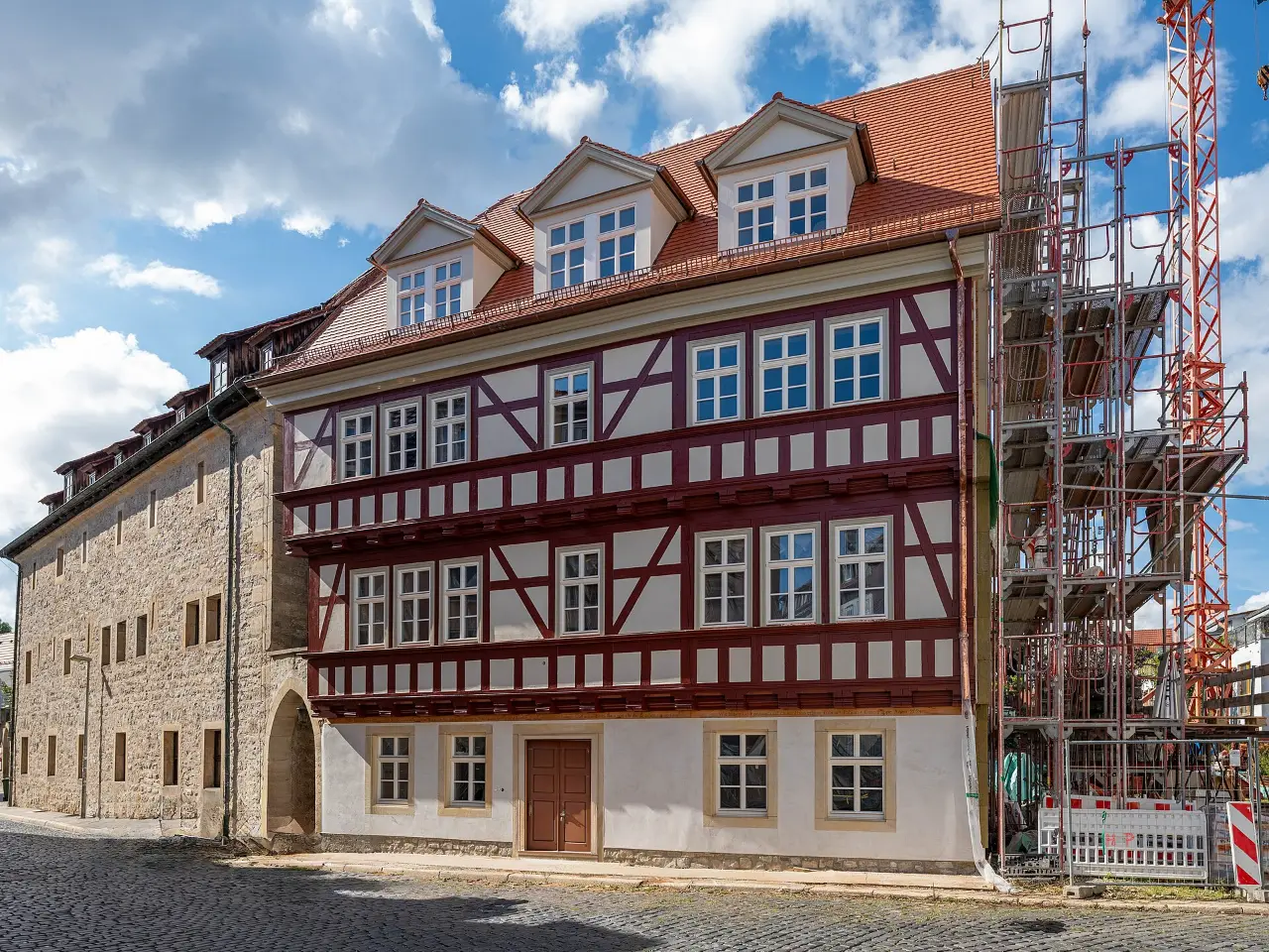 Saniertes Fachwerkhaus mit Gerüst in Erfurt